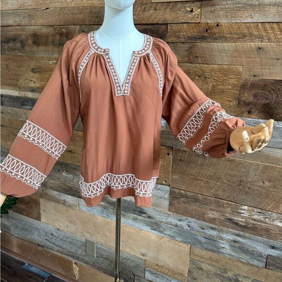 BELLDINI caramel color with off white scalloped trim
Embroidered Peasant Top Lg - Picture 11 of 11